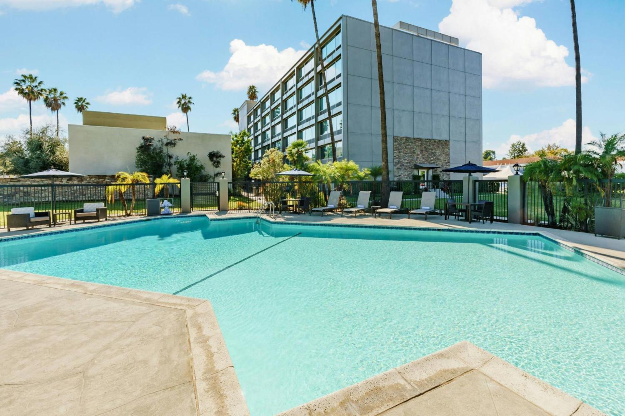 Courtyard By Marriott Los Angeles Woodland Hills Extérieur photo