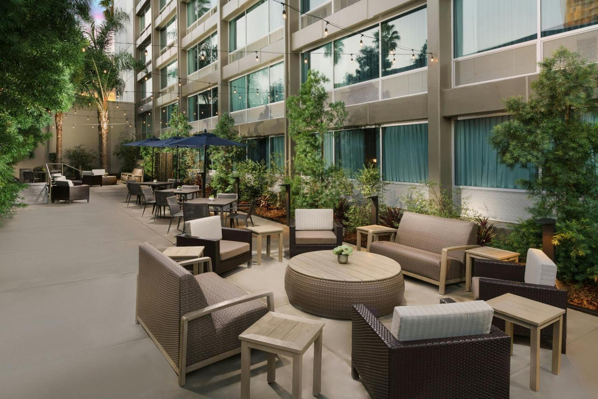 Courtyard By Marriott Los Angeles Woodland Hills Extérieur photo