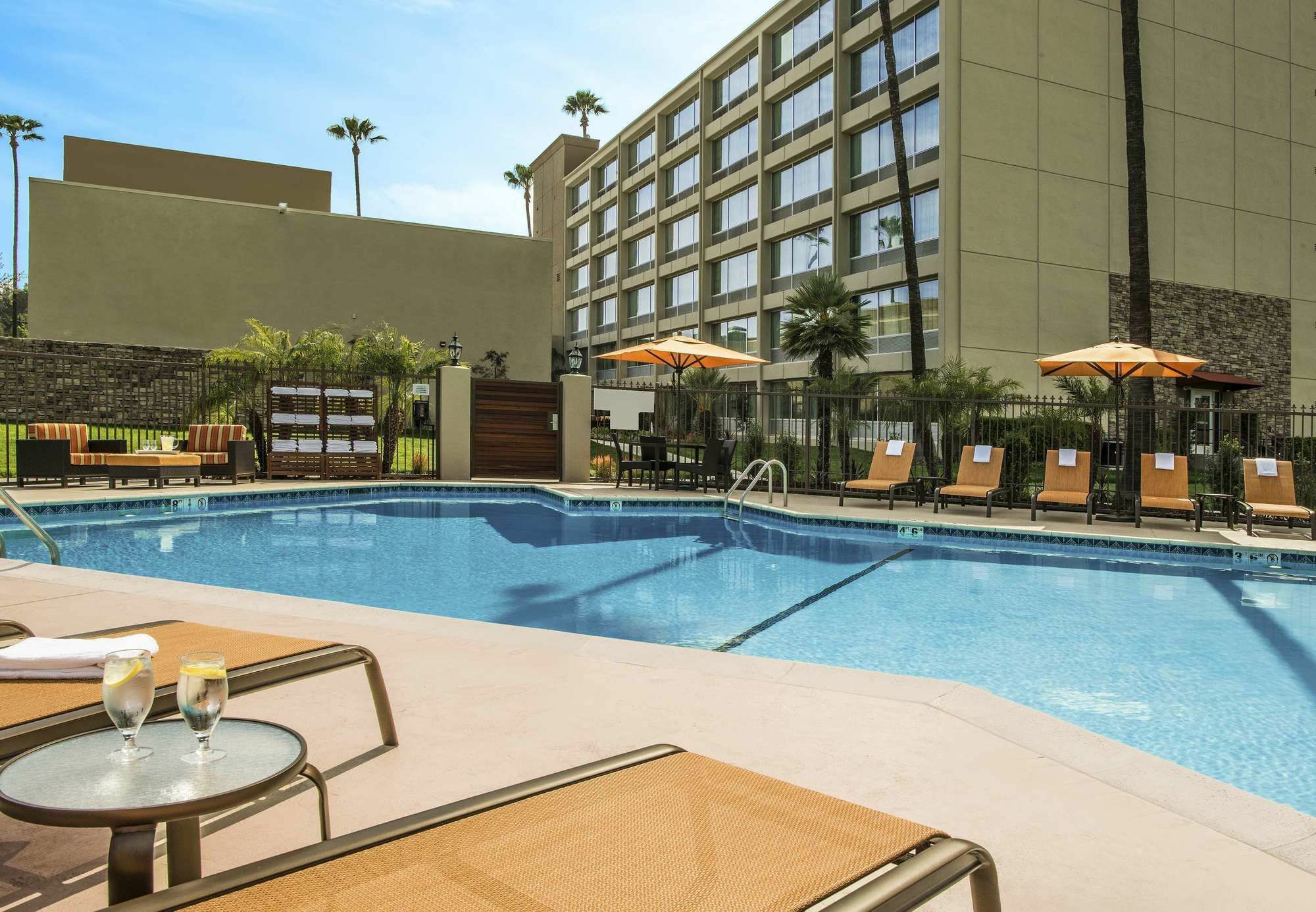 Courtyard By Marriott Los Angeles Woodland Hills Extérieur photo